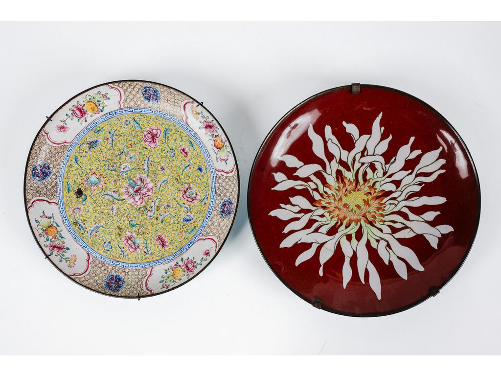 CHINE et JAPON : Deux plats en émail cloisonné à décor de fleurs. (Un avec chocs et manques). Diamètre : 27 et 30 cm.