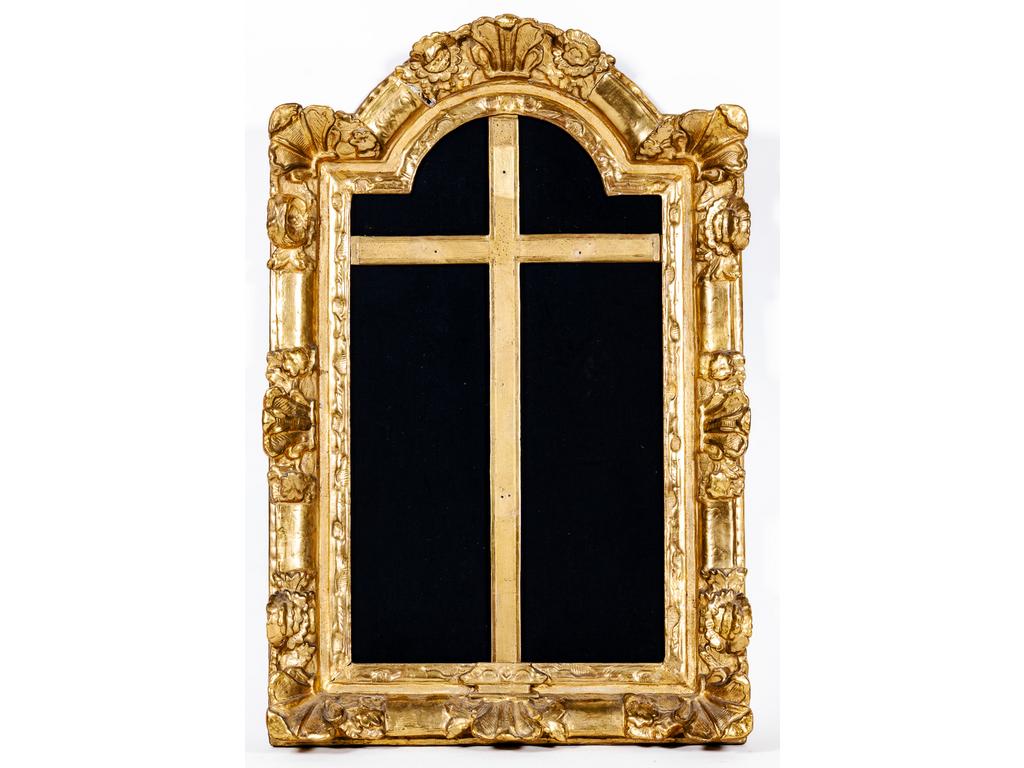 Joli cadre à fronton en bois sculpté et doré à décor de fleurs et plumets. Epoque XVIIIème siècle. (Fronton cassé/recollé et redoré).Dim : 75 x 50 cm.