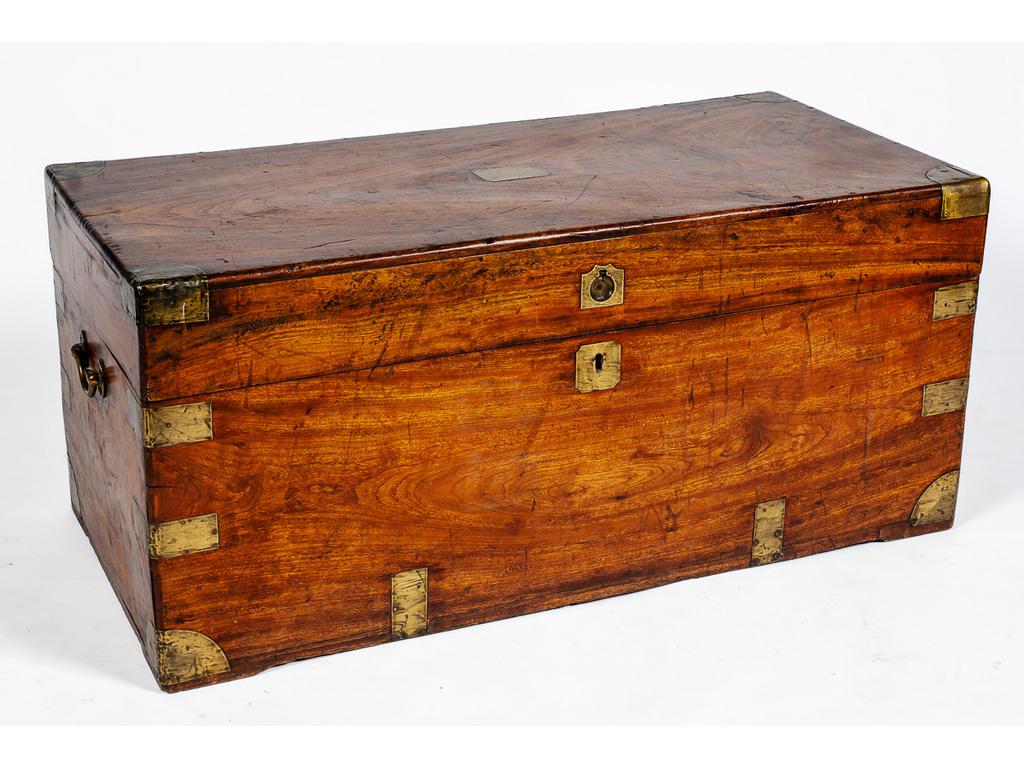 Coffre de marine en bois de camphrier. Poignées, entrées de serrures et penture en laiton. (Manques la poignée de tirage du couvercle, et sans clé). Dim : 46 x 99 x 48 cm.