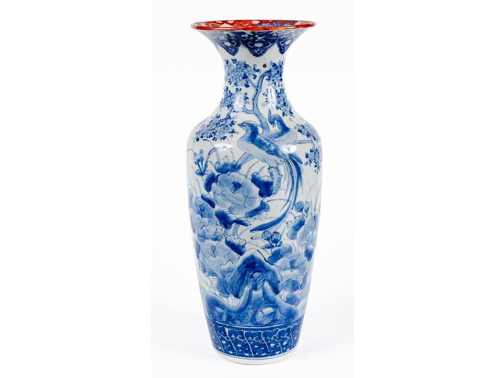 JAPON : Important vase balustre en porcelaine à décor bleu et blanc d'oiseaux branchés, de fleurs et rehauts dorés. Epoque début XXème siècle. Hauteur : 60 cm.