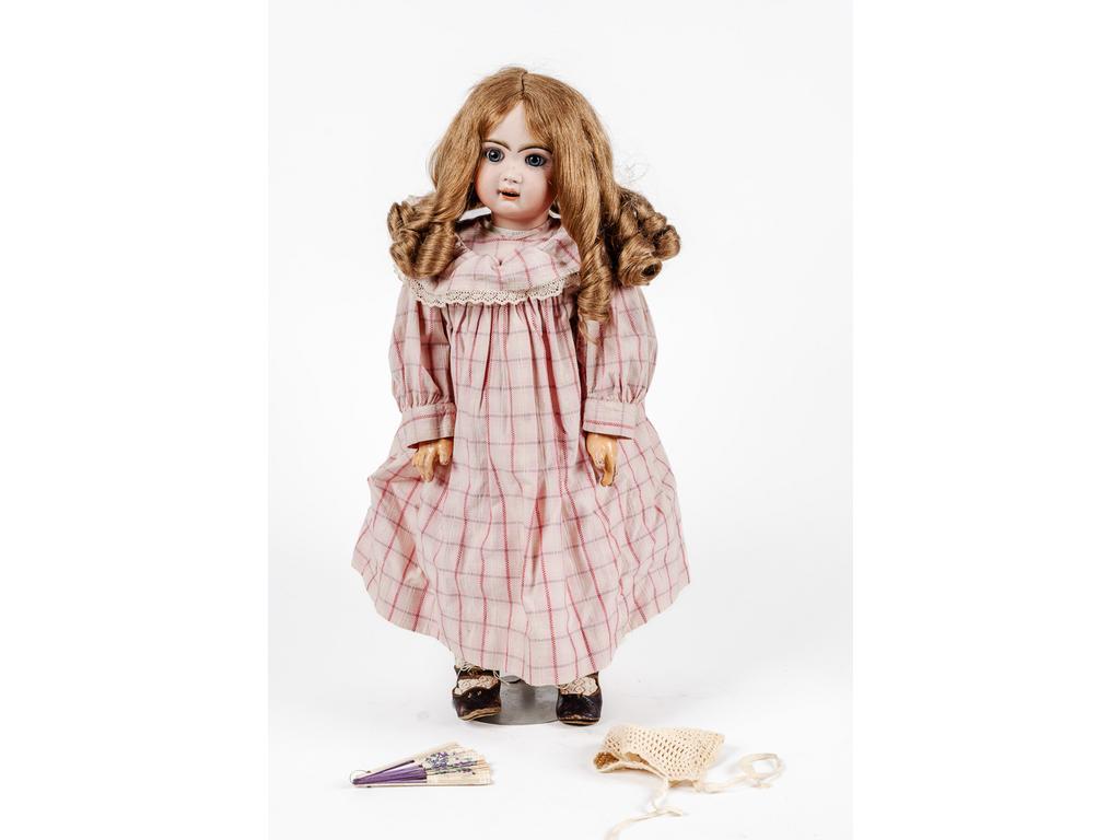 Grand bébé JUMEAU à tête en porcelaine (intacte), la nuque marquée du signe d'identification JUMEAU noir et rouge. Les yeux bleus en sulfure ouverts. La bouche ouverte avec six dents. Les oreilles sont percées avec des boucles d'oreilles blanches en verre (petite entaille de la boucle d'oreille gauche sur 5 mm). Calotte en liège non-d'origine. Perruque blonde anglaise récente en cheveux naturels. Belle expression du visage. Corps articulé JUMEAU, non-marqué, en bon état. Chaussures d'origine JUMEAU marquées