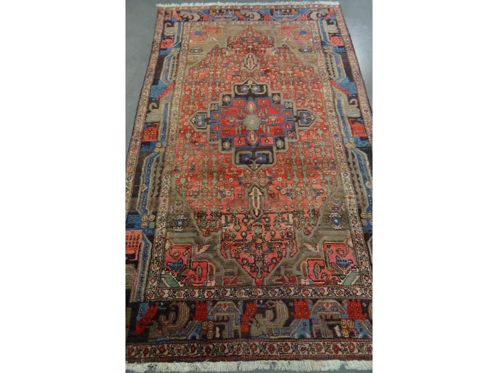 Tapis KOLYA en laine à décor de médaillon. Bon état. Dim : 278 x 160 cm.