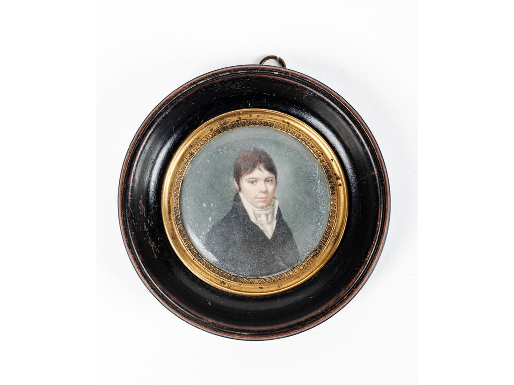 Une miniature peinte représentant le portrait d'un jeune homme. Epoque XIXeme. Diamètre : 6 cm