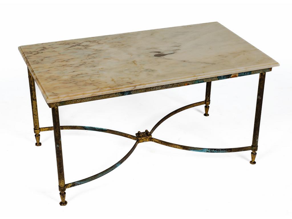 Table basse en laiton et marbre reposant sur quatre petits pieds cannelés réunis par une entretoise en X. Epoque XXème siècle. (Oxydations). Dim : 40 x 78 x 43 cm.