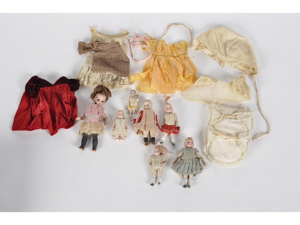 Ensemble de sept mignonettes tout en biscuit (état grenier : certaines sans yeux, calotte et perruque). Epoque entre 1880 et 1900. Dimensions : de 7 cm à 14 cm environ. On joint deux bébés en biscuit non-articulés et un petit lot de vêtements artisanaux.