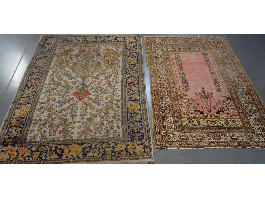 Deux tapis orientaux en laine. (Tâches et accidents). Dim : 190 x 131 cm et 165 x 112 cm.