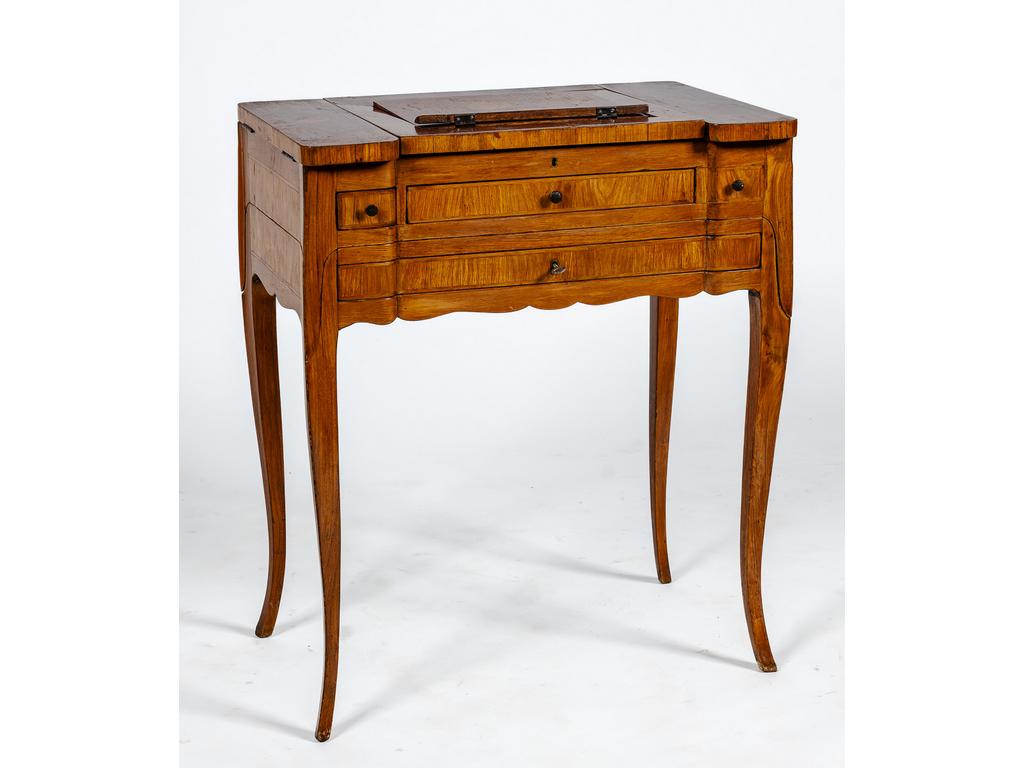 Table d'accouchée d'époque Louis XV en bois de placage à décor marqueté de fleurs et filets. Elle repose sur quatre petits pieds cambrés et ouvre par trois tiroirs sur deux rangs et un abattant pouvant former un lutrin sur ressort à lame. Intérieur foncé d'une glace. (Reprise au placage, manques, restaurations, boutons de tiroirs remplacés). Dim : 72 x 61 x 38 cm.