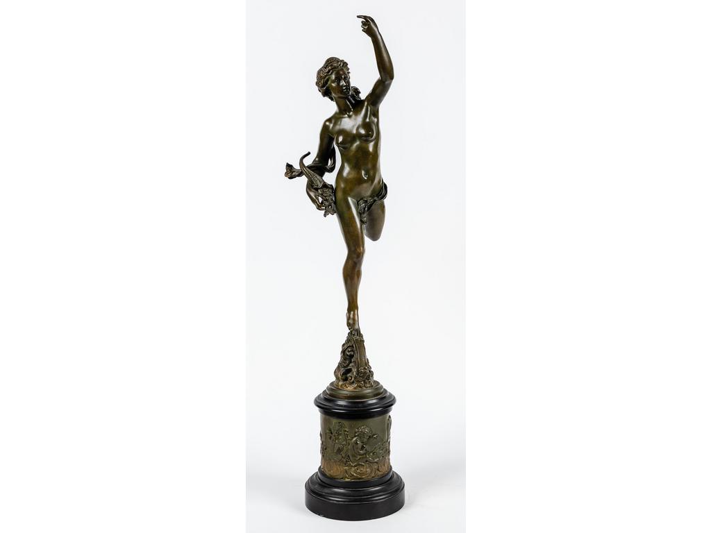 Louis Guillaume FULCONIS (1818-1873) : La Fortune. Sujet en bronze à patine verte reposant sur un socle en marbre orné d'un bas-relief en bronze figurant une allégorie des Beaux-Arts. Fonte d'édition signée sur la terrasse. Hauteur totale : 84 cm.