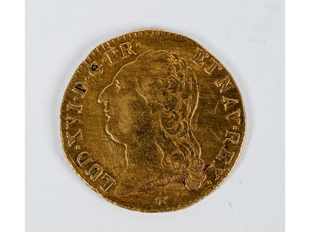 Louis XVI : Louis dor au buste nu. 1787 W Lille, Avers : Tête nue de Louis XVI à gauche. Revers : Deux écus accolés de France et de Navarre, sous une couronne Poids : 7.5 gr Diamètre : 2.5 cm. Ref : Gadoury 361. Etat de conservation TTB. Expert : Marc Gimbert.