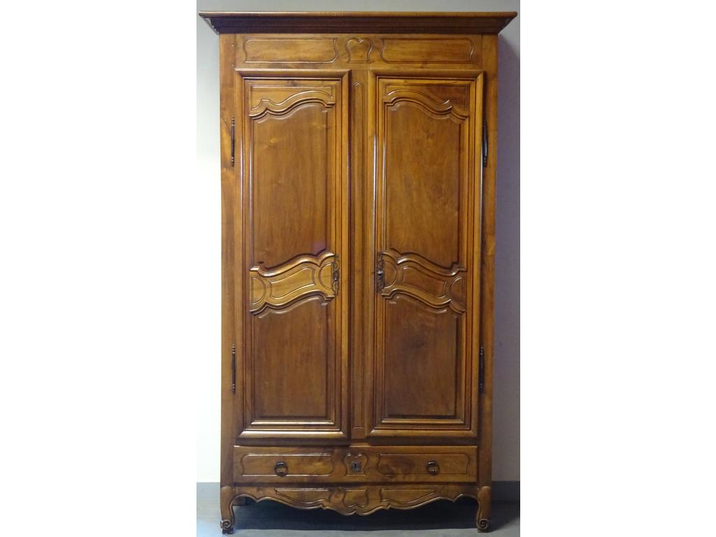 Armoire en noyer mouluré ouvrant par deux portes et un tiroir. Corniche droite, reposant sur des montants terminés par des petits pieds cambrés. Epoque fin XVIIIème, début XIXème siècle. Dim : 240 x 135 x 55 cm. (Partie piquées, montant arrières en pin).