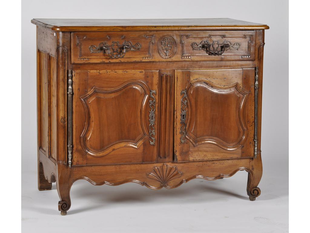 Buffet provençal à hauteur d'appui en noyer mouluré ouvrant par deux tiroirs et deux portes . Montants arrondis reposants sur des pieds avant à enroulement. Belle ferronnerie. Epoque XVIIIème siècle. (Parties vermoulues restaurées). Dim : 108 x 132 x 62 cm.