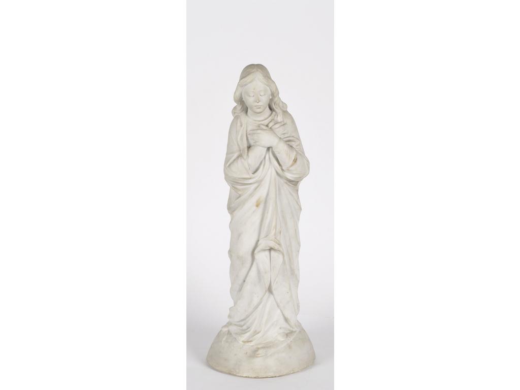Sculpture en marbre blanc représentant la Vierge, les mains jointes. Epoque XIXème siècle. (Quelques tâches au marbre). Hauteur : 60 cm.