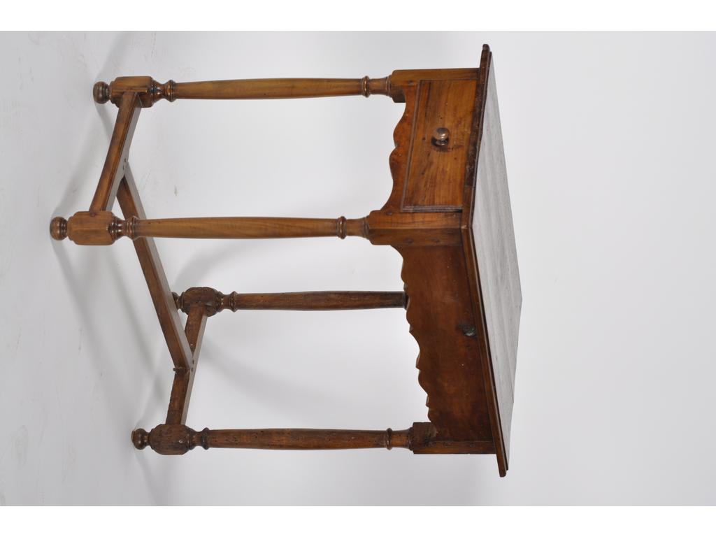 Petite table de chartreux en noyer ouvrant par un tiroir en ceinture et reposant sur quatre petit pieds tournés réunis par une entretoise. (Importantes restaurations et éléments rapportés, les pieds piqués dont un vermoulu). Dim : 67.5 x 64 x 41 cm.