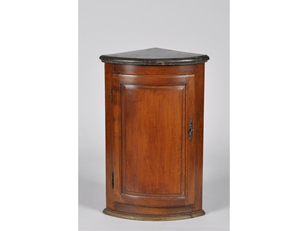 Encoignure à façade galbée en noyer mouluré ouvrant par une porte. Plateau de marbre. Epoque fin du XVIIIème siècle. Dim : 91.5 x 60 x 43 cm.