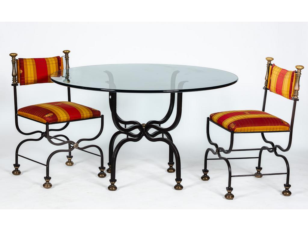 Table ronde à piétement en fer forgé et plateau en verre, accompagnée de six chaises à entretoise garnies de tissus. Hauteur table : 75.5 cm et diamètre : 130 cm.