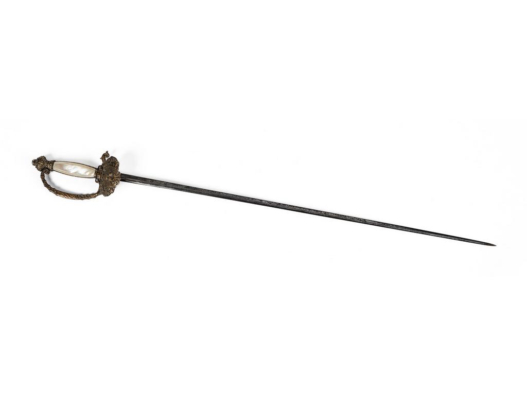 Epée d'officier, poignée à plaquette de nacre, monture en laiton ciselé, garde à une branche, clavier à décor d'aigle. Lame triangulaire gravée au tier. Epoque XIXème siècle. (Sans fourreau). Longueur : 89 cm.