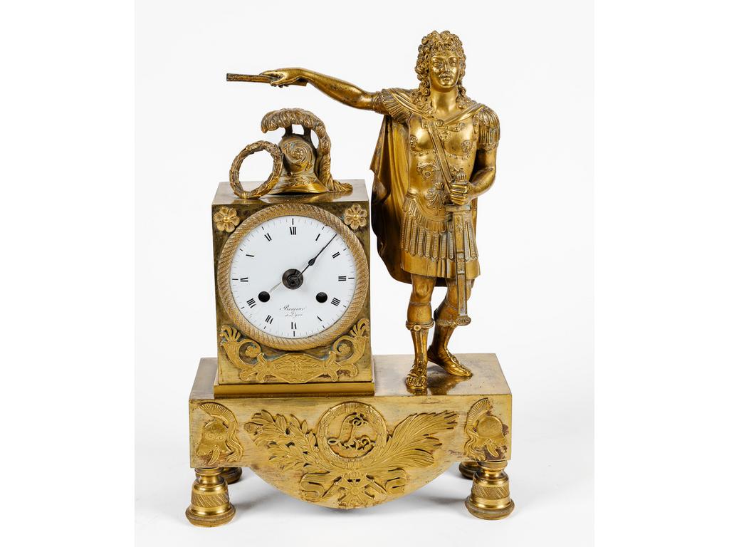 Pendule en bronze et laiton doré représentant Louis XIV à l'antique. Cadran émaillée à chiffres romains. Signée