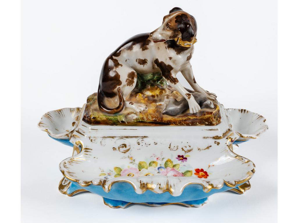 Encrier en porcelaine polychrome à décor d'un chien de chasse. Epoque XIXème siècle. (Nombreux accidents, manques, parties cassées-recollées). Dim : 19 x 25 x 17.5 cm.