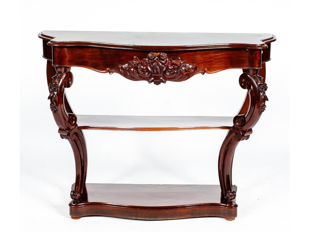 Console en acajou et placage d'acajou, ceinture mouvementée à décor de fleurs et feuillages, ouvrant par un tiroir et reposant sur quatre pieds cambrés réunis par une tablette d'entrejambe et un socle en plainte. Plateau de marbre blanc. Epoque fin XIXème siècle. (Renforts, sauts de placage, éclats et fêles au marbre). Dim : 89 x 116 x 41 cm.