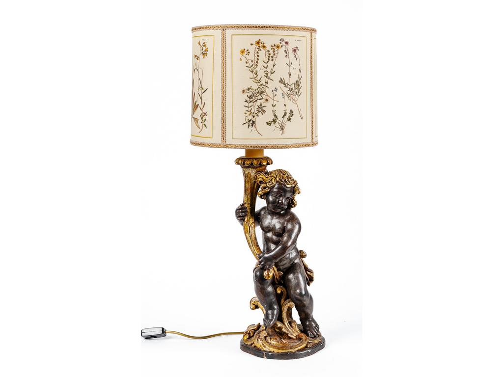 Lampe en composition figurant un putti supportant une corne d'abondance. Travail moderne décoratif. Hauteur à la douille : 57 cm.