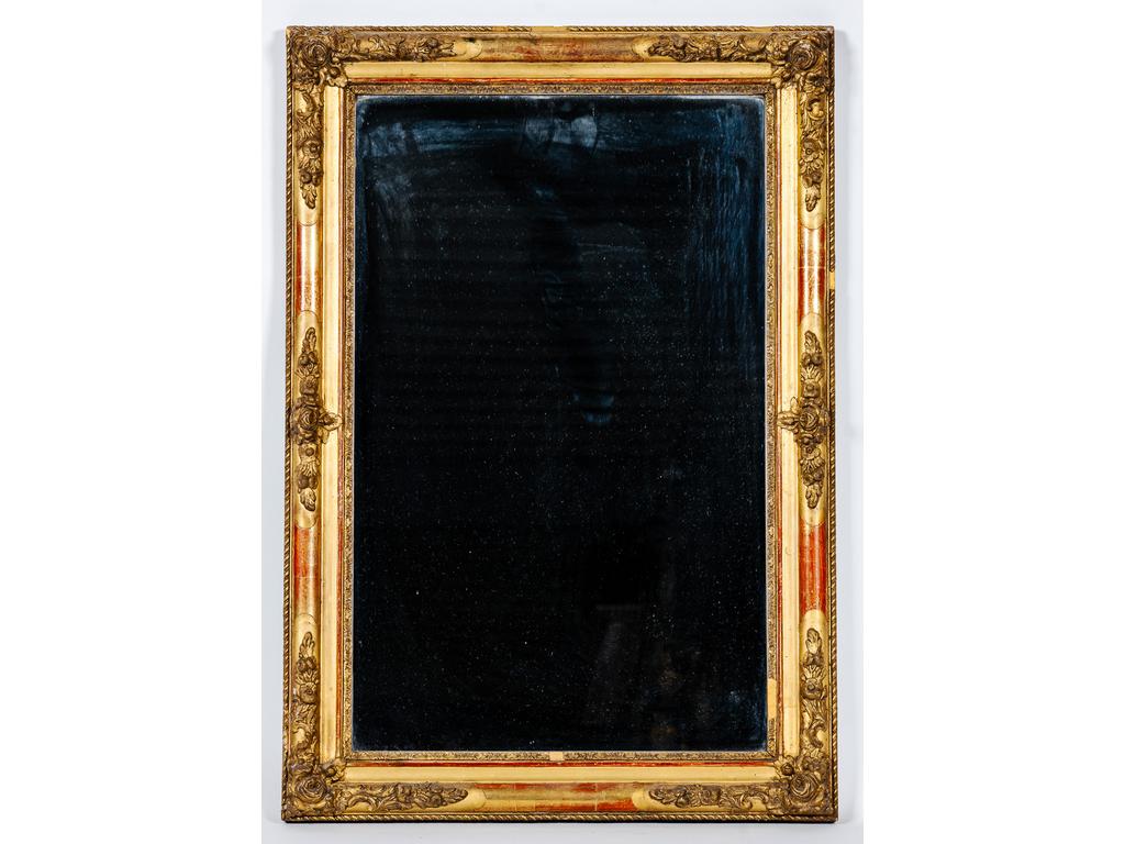 Miroir en bois et stuc doré à décor de fleurs. Epoque XIXème siècle. (Manques). Dim : 110 x 75 cm.