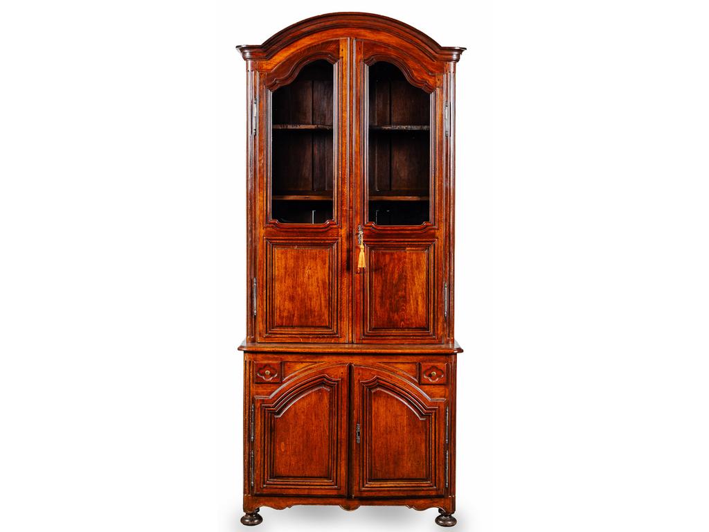 Petit buffet deux corps en noyer mouluré. Partie haute à retrait ouvrant par deux portes vitrées. Partie basse ouvrant par deux tiroirs et deux vantaux. Epoque fin XIXème siècle, début XXème siècle. Dim : 227 x 99 x 49 cm.