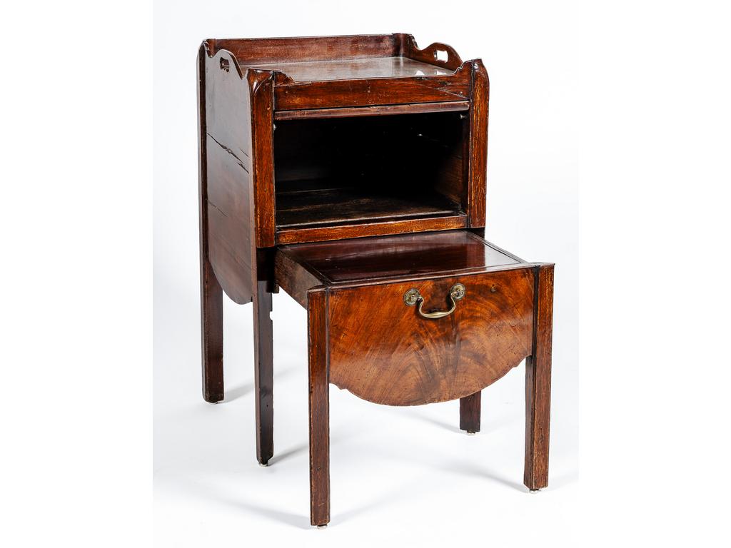 Chevet anglais en acajou et placage d'acajou à plateau galerie, ouvrant par un abattant dégageant une niche et une tablette coulissante formant une table d'appoint. Epoque début XIXème siècle. (fentes). dim : 79.5 x 46.5 x 41.5 cm.