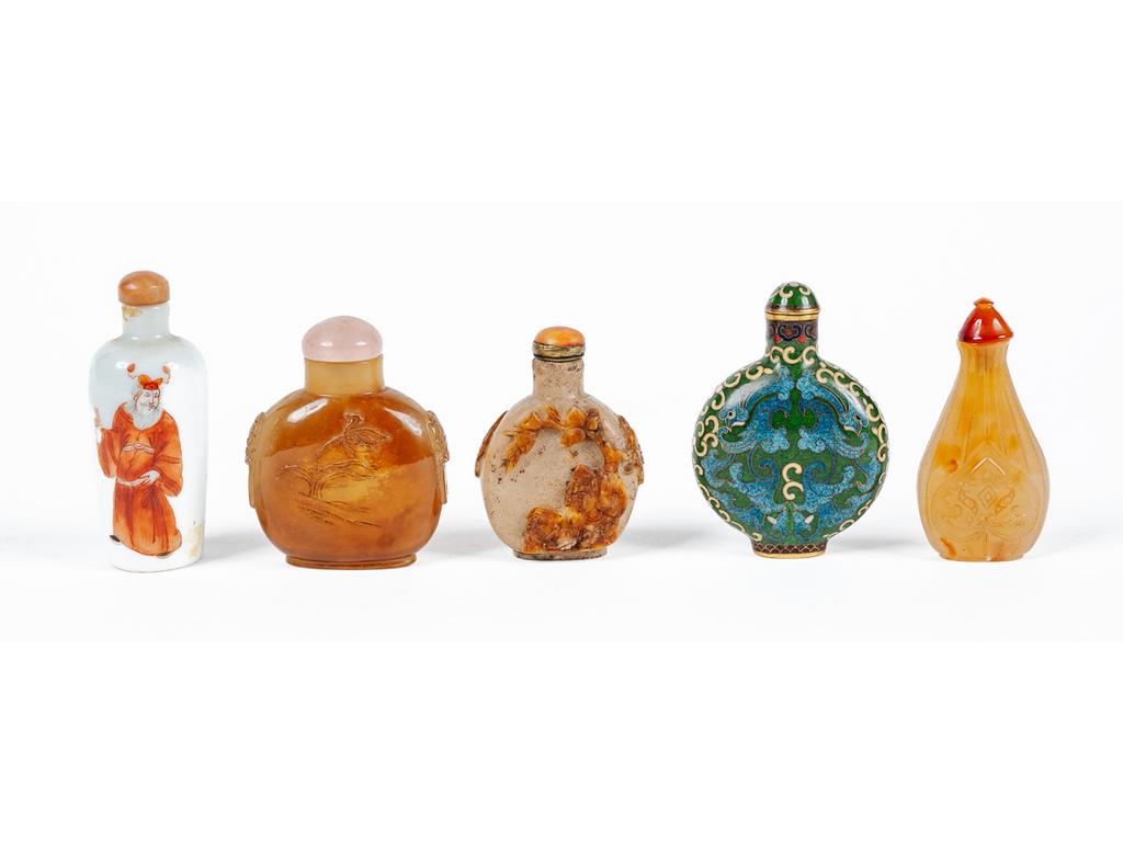 CHINE : Lot de cinq petites tabatières comprenant une en émail cloisonné, une en porcelaine à décor de personnages, une en pierre de lave et deux en pierre dure. Hauteurs (de) : 6.5 (à) 8 cm.