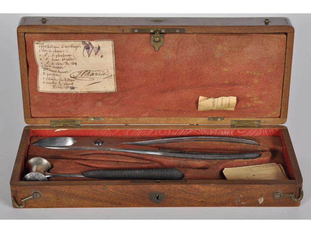Coffret de chirurgien en acajou signé CHARRIERE à Paris. Epoque XIXème siècle. (Incomplet). Dim : 7 x 33.5 x 13.5 cm.