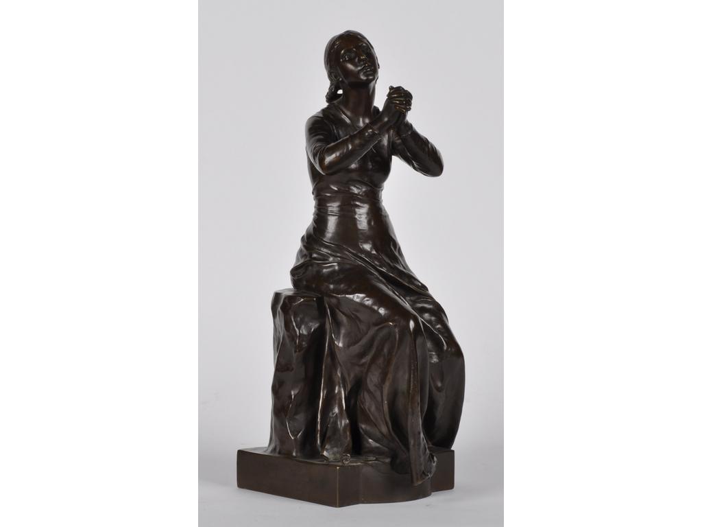 Paul DUBOIS (1829-1905) : La prière. Sujet en bronze à patine. Fonte d'édition de Ferdinand BARBEDIENNE. Signé. Hauteur : 49 cm.