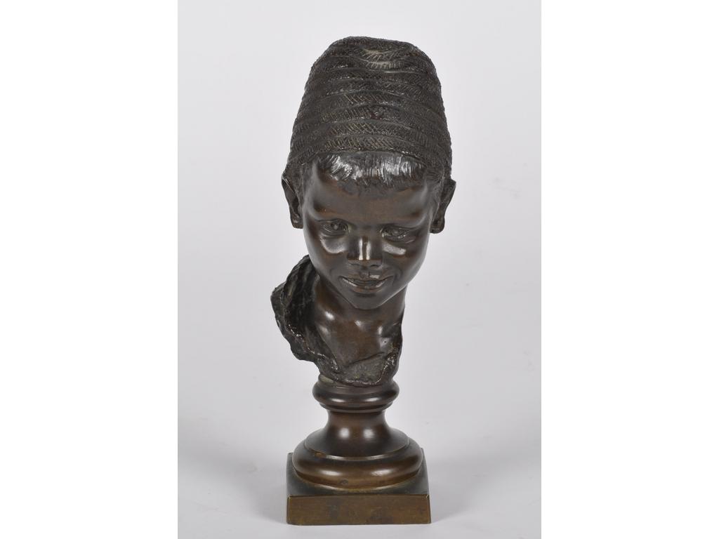 Petit sujet en bronze patiné représentant un jeune pêcheur napolitain en buste. Epoque XIXème siècle. Hauteur : 22 cm.