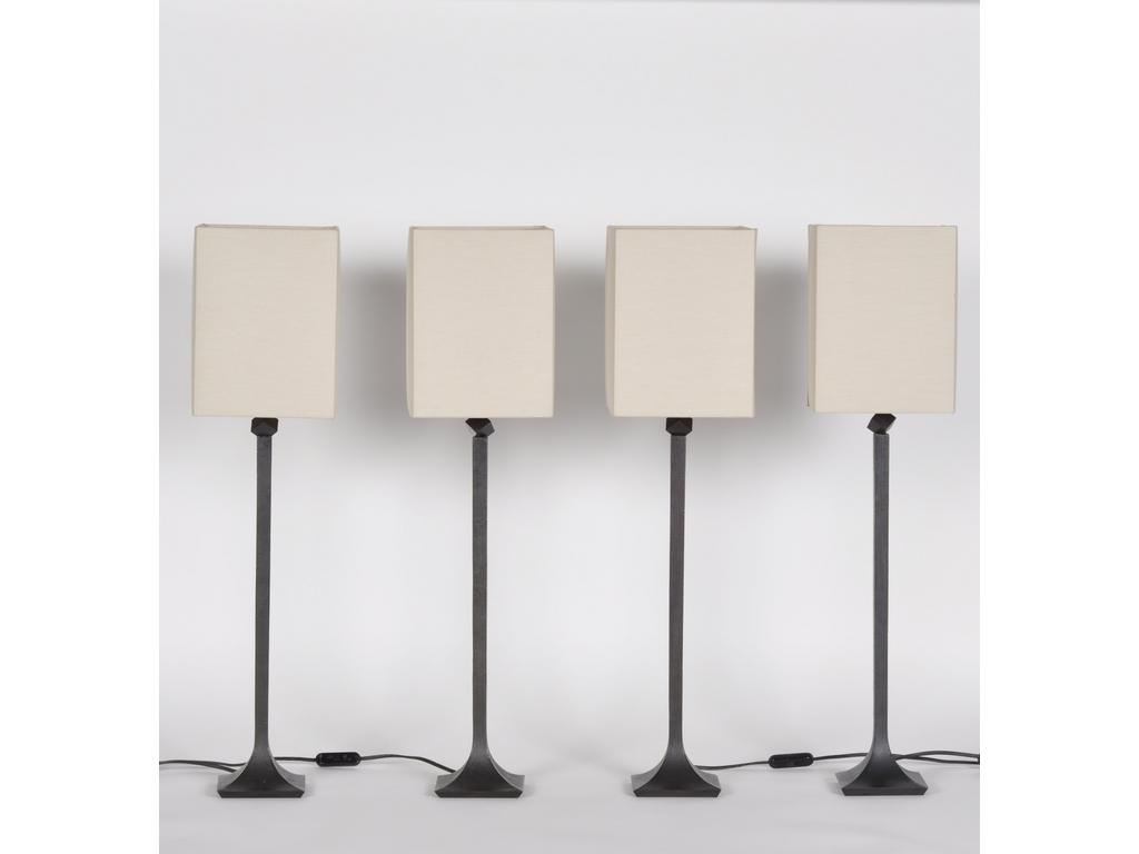 Suite de quatre lampes de table en bronze patiné. Travail contemporain. Haut : 49.5 cm. Base : 11.5 x 11.5 cm