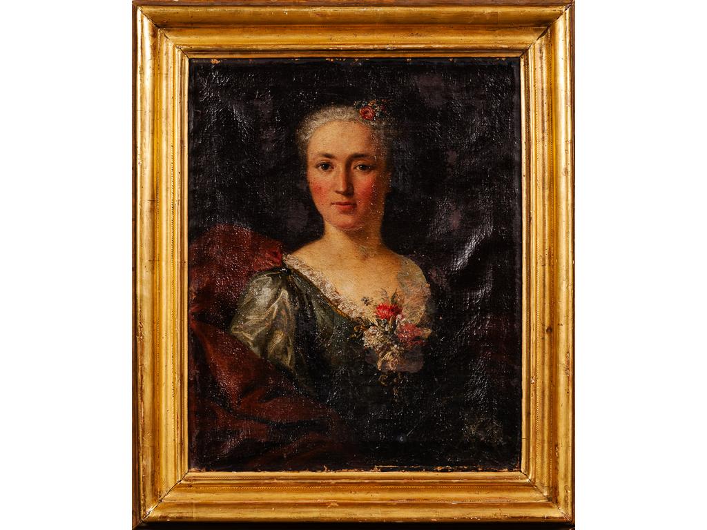 Ecole française du XVIIIème siècle : Portrait de femme aux fleurs. Huile sur toile. Cadre ancien, redoré. (Mauvais état de conservation : écailles de peinture et nombreux rapieçage au dos). Dim : 61 x 49 cm.