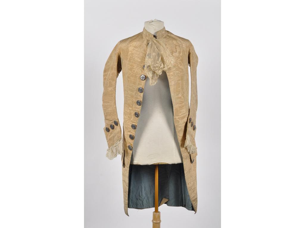 Partie d'habit d'homme d'époque XVIIIème siècle comprenant : Une veste en soie jaune paille moirée avec une doublure bleue. Le jabot et les manches avec tulle brodé (probablement rapporté). Les pans, les manches ainsi que les deux poches à rabats sont agrémentés d'une série de 24 boutons ornés de fils argentés et broderie de fleurs. Une culotte de même tissu et 5 petits boutons ornés de fils argentés et brodés de fleurs. (usures, tâches, vendu en l'état).