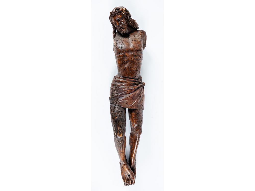 Grand Christ en bois sculpté. Travail du XVIIème siècle. (Importants trous de xylophages, manques les bras et restaurations). Hauteur : 80 cm.