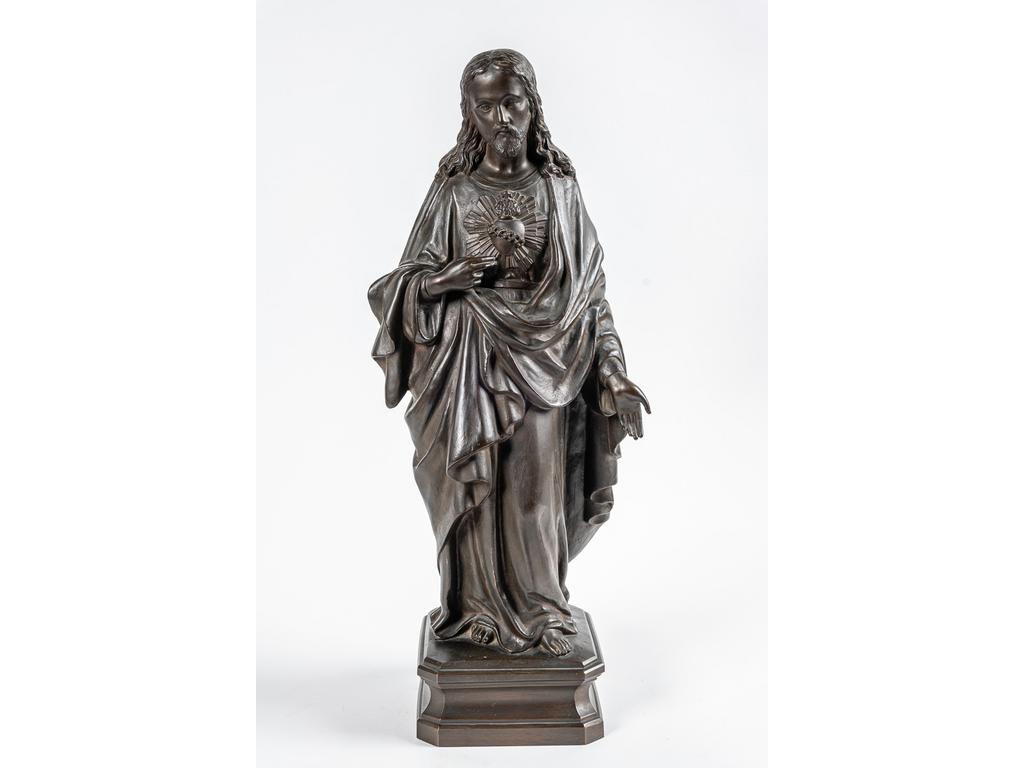 Sujet en bronze à patine brune représentant le Christ. Hauteur : 60 cm.