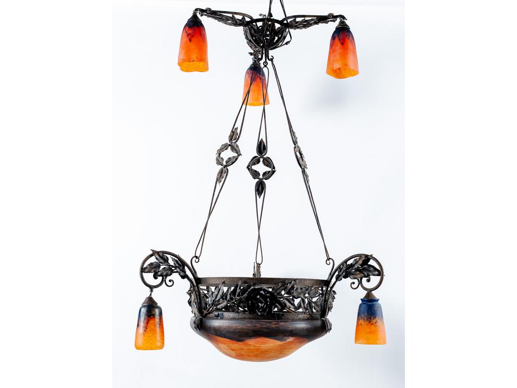 DAUM - NANCY - France : Important lustre en fer forgé et tôle noire éclairant par une grande vasque et six tulipes en verre marmoréen de teintes orange-violet. Hauteur totale : 118 cm. Epoque 1920 / 1930.(Toutes les pièces en verre sont signées, à l'exception d'une tulipe qui a été changée et qui est d'un modèle différent aux autres)
