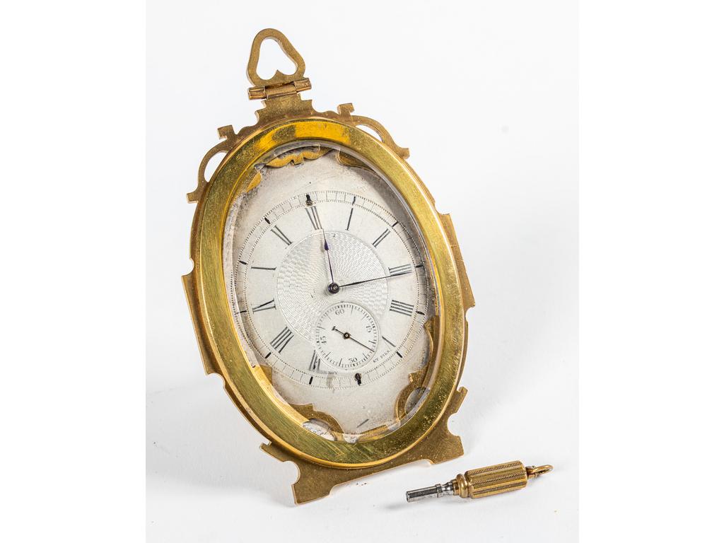 LE ROY & FILS N° 44630 Vers 1860 : Montre de table en laiton doré. Boîtier de forme monté sur chevalet, signé « Le Roy & Fils, Horlogers de la Marine, Palais Royal, 13 & 15 Galerie Montpellier Paris, 211 Regent street London ». Cadran argenté guilloché au centre, chiffres romains, minuterie chemin de fer, signé « LeRoy & Fils ». Mouvement mécanique. Dim. 68 x 92 mm. RAPPORT DE CONDITION :  Mouvement opérationnel au moment de la rédaction du catalogue, révision conseillée. Cet objet est un remontage. Boîtier avec quelques signes dusure. Cadran avec légère décoloration et oxydation.  Veuillez noter que toutes les montres sont vendues en létat. Aucune garantie sur létat de fonctionnement. La plupart des montres ont été ouvertes pour identifier le type et la qualité du mouvement, y compris les montres résistantes à leau. Il est conseillé à lacheteur de consulter un horloger pour revoir létanchéité de la montre. Les indications données sur lexistence dune restauration, dun accident ou sur létat de préservation restent soumises à lappréciation personnelle des acquéreurs. Labsence dindication de pièces de remplacement, dune restauration ou dun accident nimplique nullement quun bien soit exempt de tout défaut présent. Tous les objets présentés sont susceptibles davoir fait lobjet dun service antérieur et peuvent présenter des pièces non dorigine. Les dimensions et le poids des objets sont renseignés à titre approximatif.