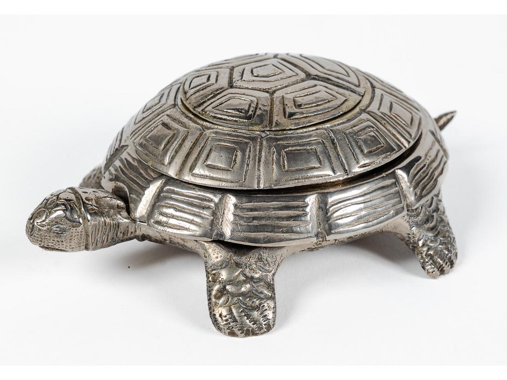 Tortue en bronze argenté. La carapace composée de petites coupelles superposées formant cendriers. Longueur : 15 cm
