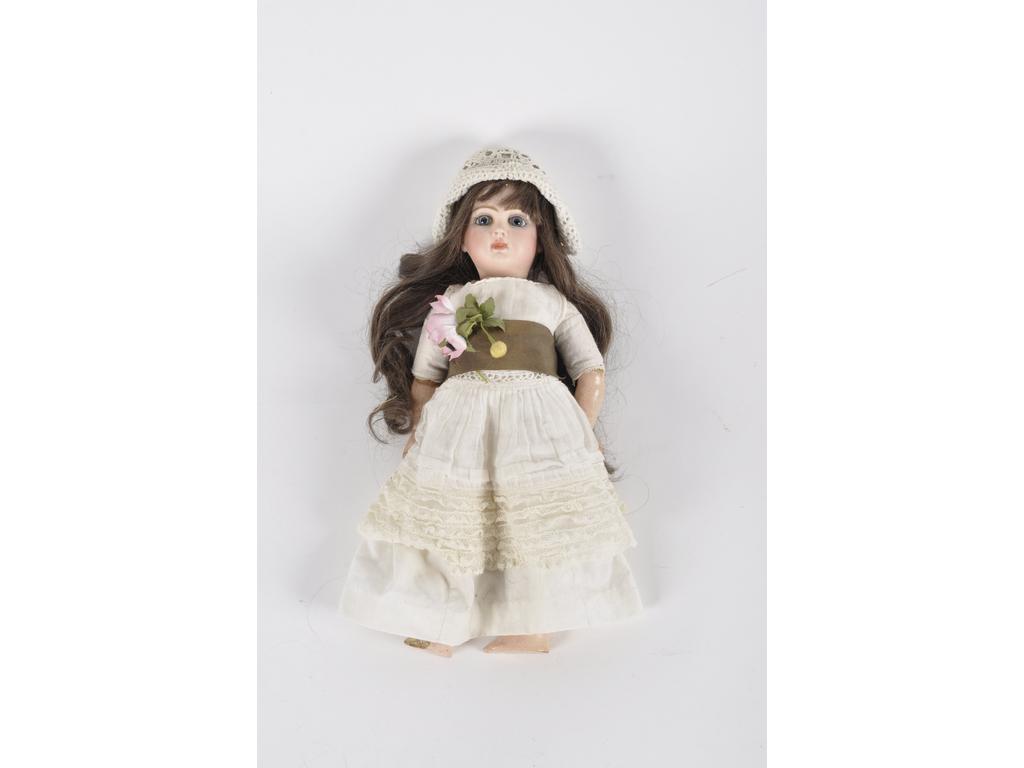 Petit Bébé Jumeau bouche fermée. Tête en biscuit coulé, yeux en verre bleu à rayons, oreilles percées. Petit corps Jumeau avec marque au tampon bleu sur les reins 