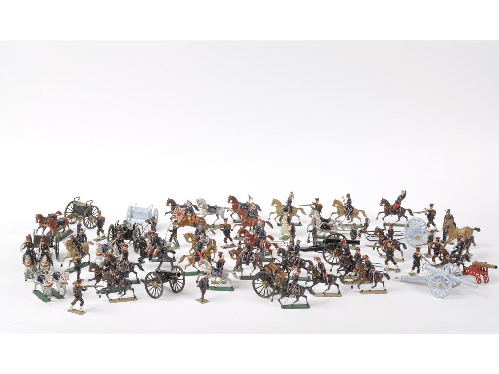 Petite collection de soldats de plomb comprenant entre autre : cavaliers, chars et soldats d'infanterie...