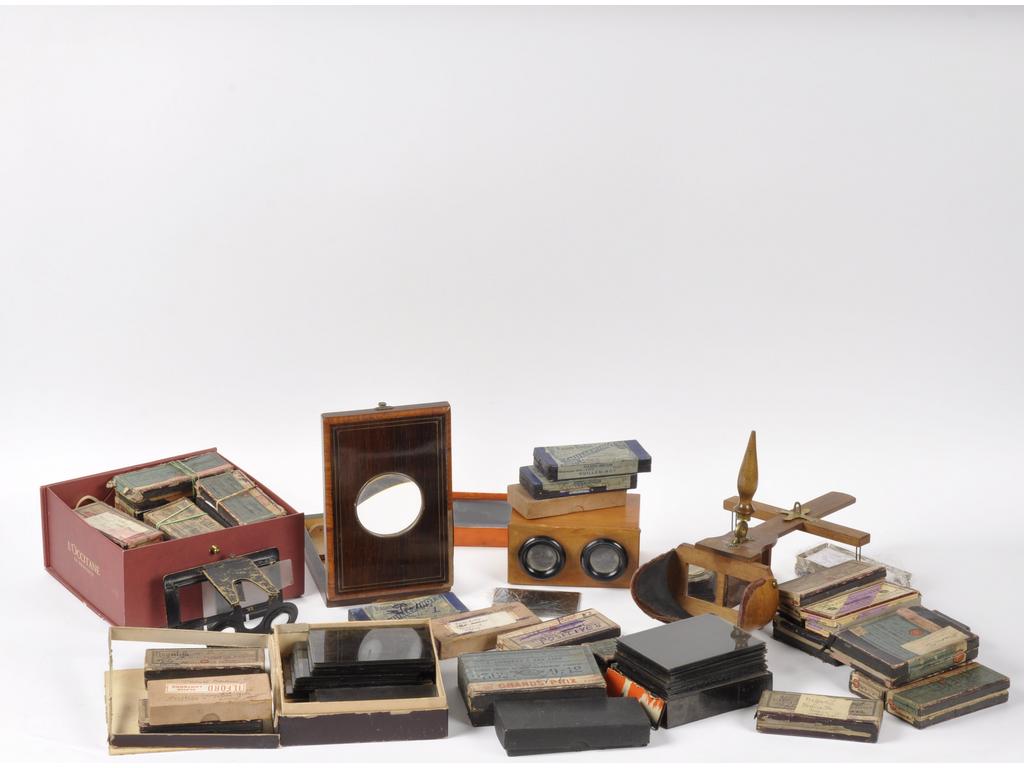 Important ensemble de plaques photographiques au gélatino bromure d'argent contenu dans environs 40 boîtes cartonnées (dimensions : principalement plaques de 4.5 x 10.5 cm. Le reste en moins grand nombre : 8 x 10.5 cm et 9 x 12 cm). Provenance : Famille du Capitaine DUGAS, médecin militaire à Marseille Thématique : Première Guerre Mondiale : dont scènes en Grèce et Macédoine, Bosnie et Serbie...Campagne d'Orient 1914 et Campagne de France 1916 et 1917. Le reste des plaques : Portraits, quelques plaques sur voyage en Afrique. Avec trois visionneuses et une loupe.