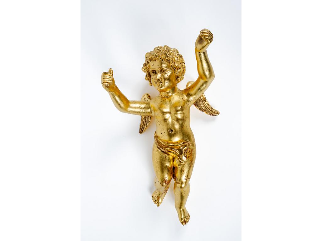 Ange en bois sculpté et doré. Travail décoratif du XXème siècle. Hauteur : 36 cm.