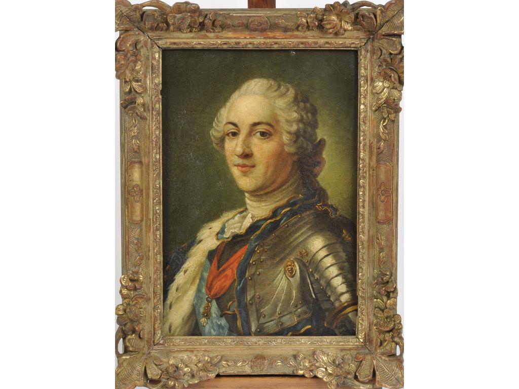 (D'après) Maurice QUENTIN DE LA TOUR : Portrait de Louis XV en armure. Petite Huile sur toile. Cadre en bois doré. Epoque fin du XIXème siècle. Dim : 36 x 29 cm.
