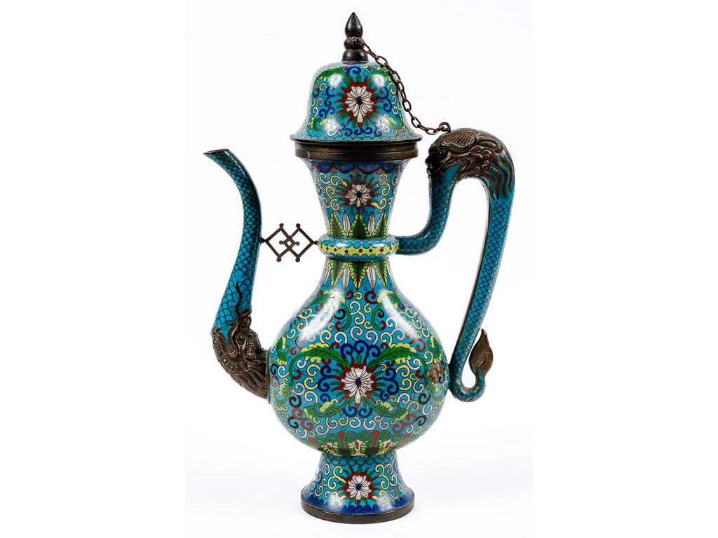 CHINE : Jolie aiguière en émail cloisonné. Le manche et le bec verseur à décor respectif d'une tête de dragon et d'une tête d'éléphant. Epoque 1900. (Deux éclats, dont un infime). Hauteur : 38 cm.