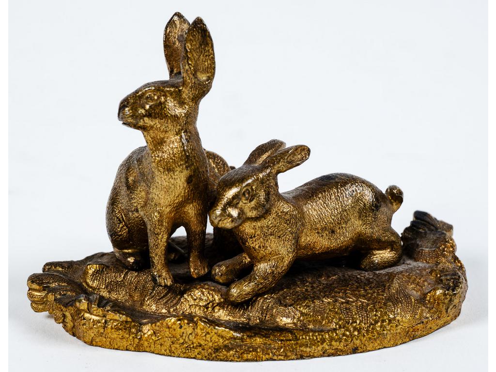 Les deux lièvres. Petits objets de vitrine en bronze doré. Epoque XIXème siècle. Hauteur : 5 cm.