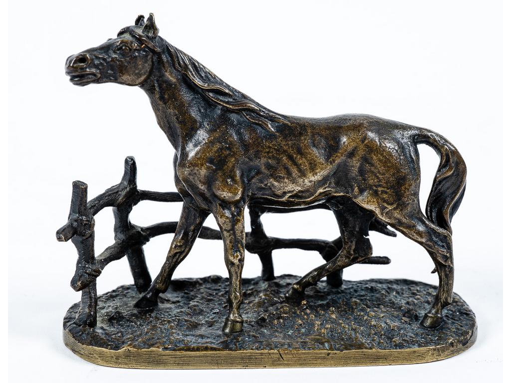 Pierre-jules MENE (1810-1879): La jument à la barrière. Petit bronze de vitrine patiné, signé sur la terrasse. Longueur : 8 cm.