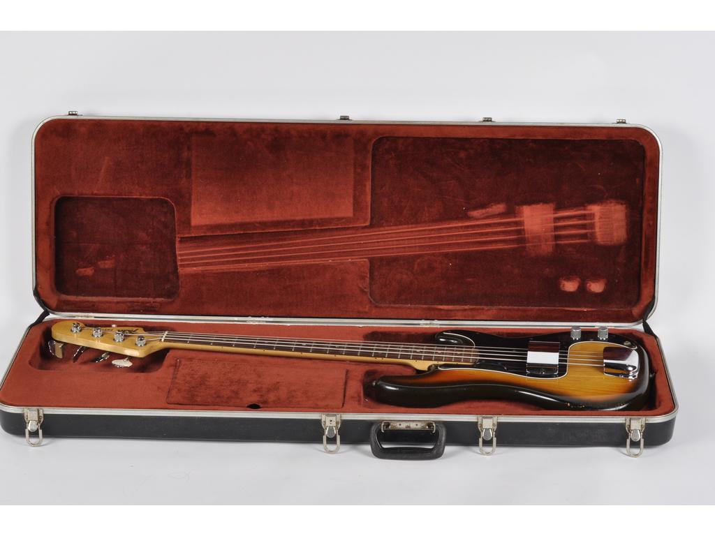 FENDER : Guitare basse modèle Précision Bass, Made in USA, n° de série S883452. Acquise en 1981. Etat d'usage, dans son étui. (Sans le fil de branchement). Longueur : 115 cm.
