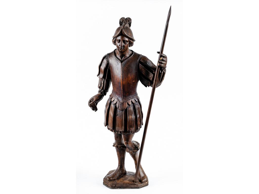 Sculpture en bois : Le soldat avec sa lance. (doigts accidentés). Hauteur : 80 cm