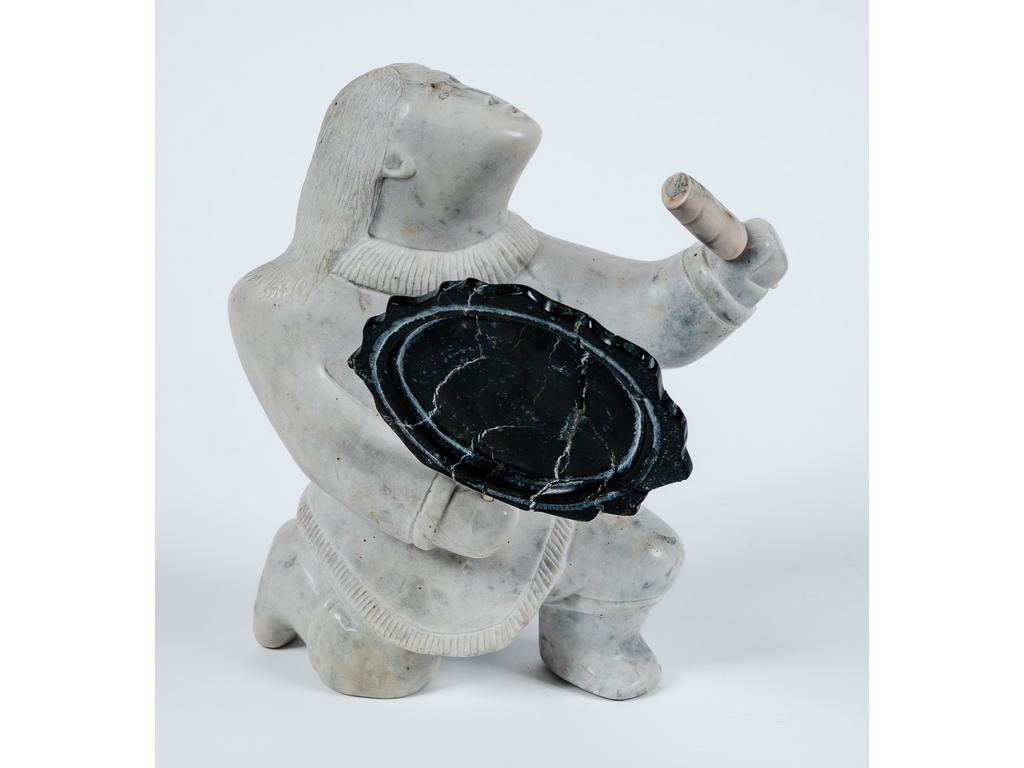 Personnage « Esquimau » en marbre avec bouclier. Travail Inuit daté 2013. (Bouclier cassé/recollé)